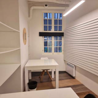Bureau privé 11 m² 4 postes Location bureau Rue du Cloître Saint-Merri Paris 75004 - photo 6